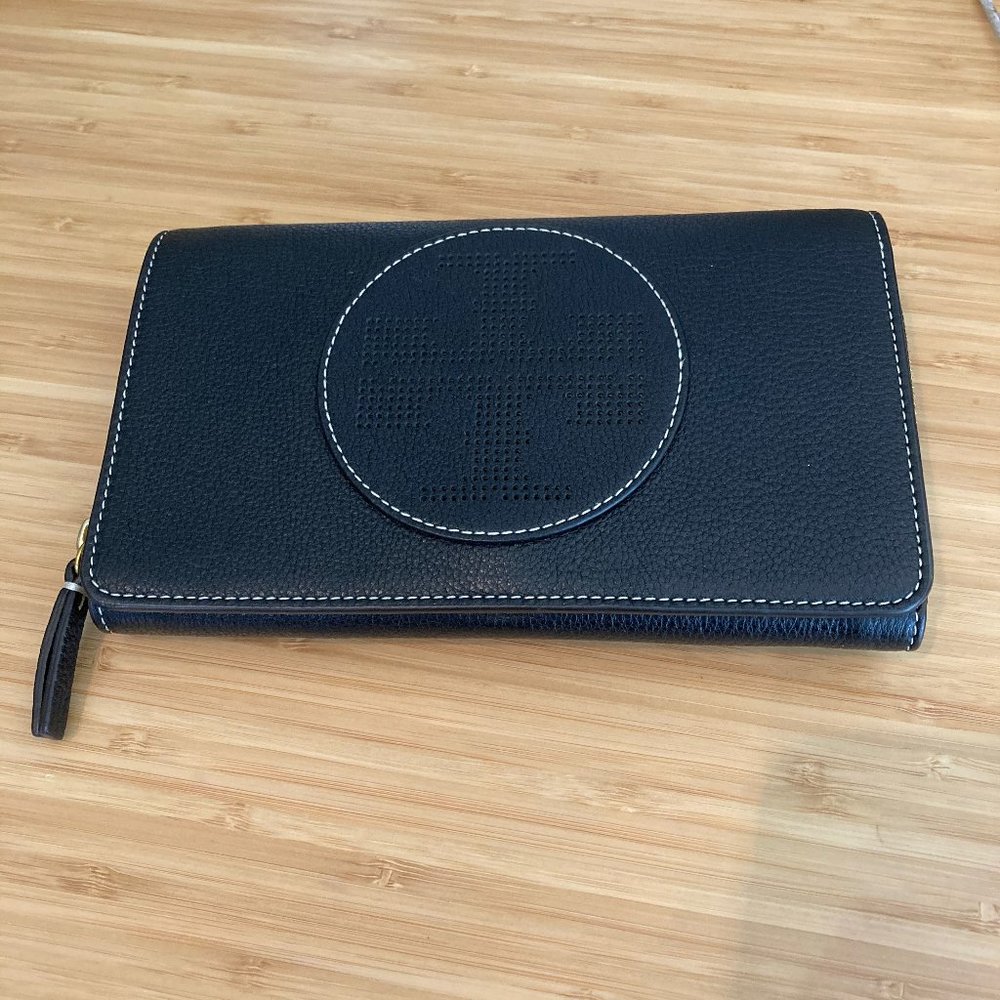 NWOT Tory Burch Perforated Logo Crossbody Wallet